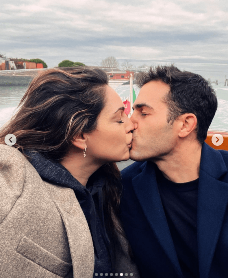 Kelly and Jeremy share a romantic kiss in Venice