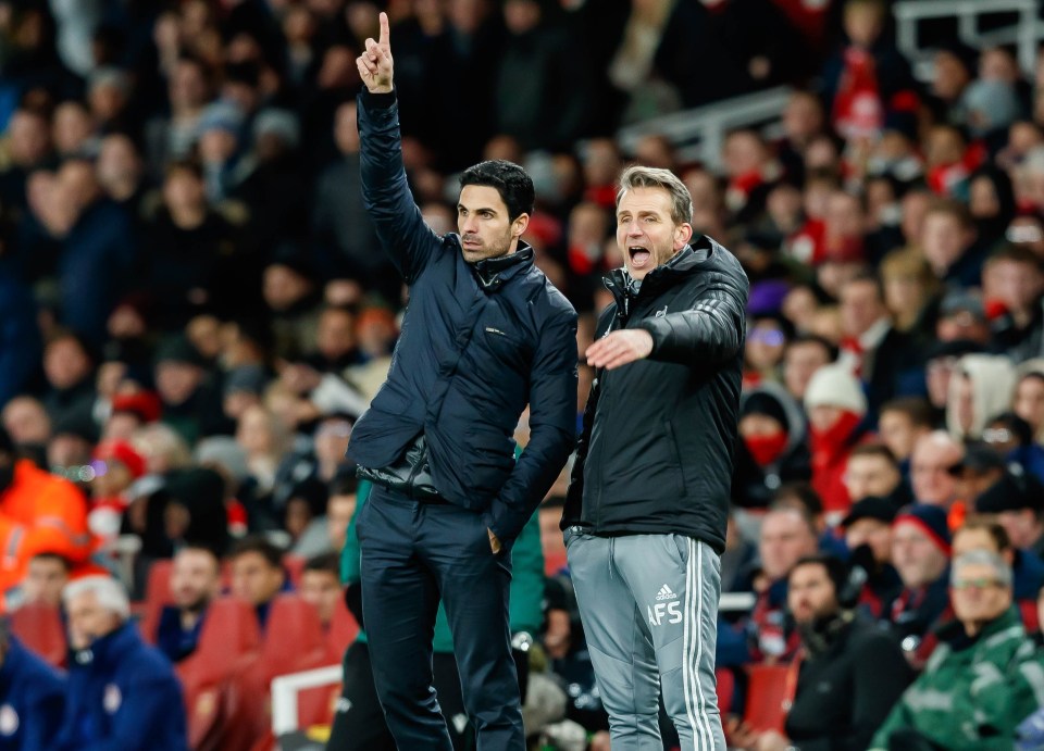 Albert Stuivenberg and Mikel Arteta on the touchline