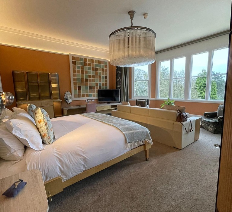 The former Corrie star also showed off their incredible room for the weekend