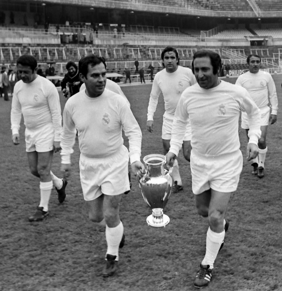 Jose Maria Zarraga (left) and Gento (right) with his fifth European Cup