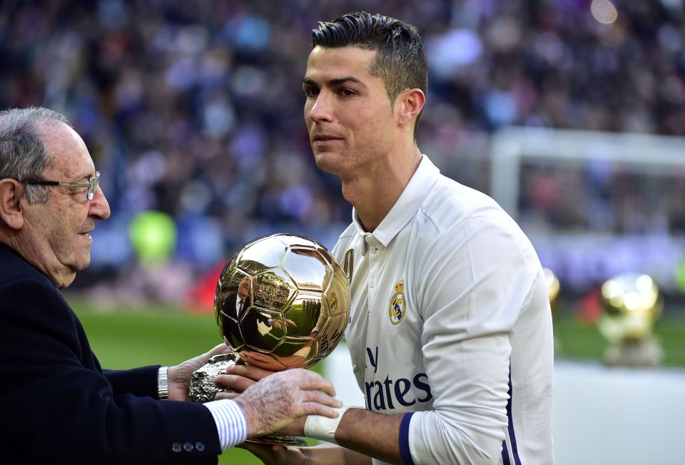 Paco Gento presents the Ballon d'Or to Cristiano Ronaldo in 2016