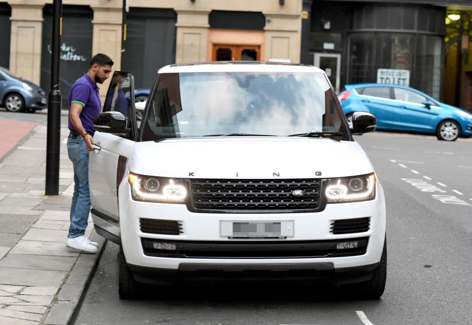 The ex-world champ chatted to fans for eight minutes while he was at the wheel of his £100,000 Range Rover