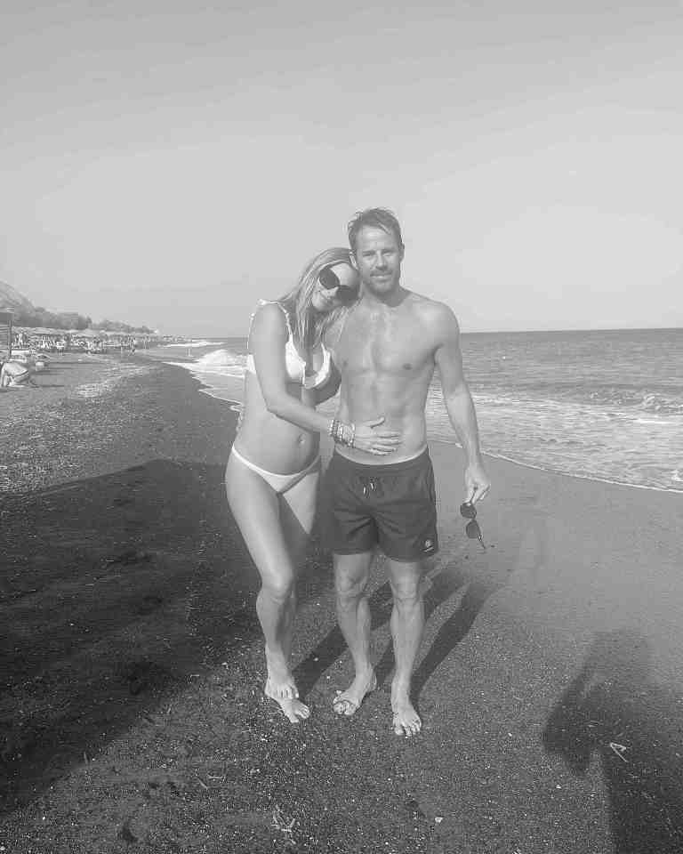 Jamie and Frida cosied up on the beach during their babymoon