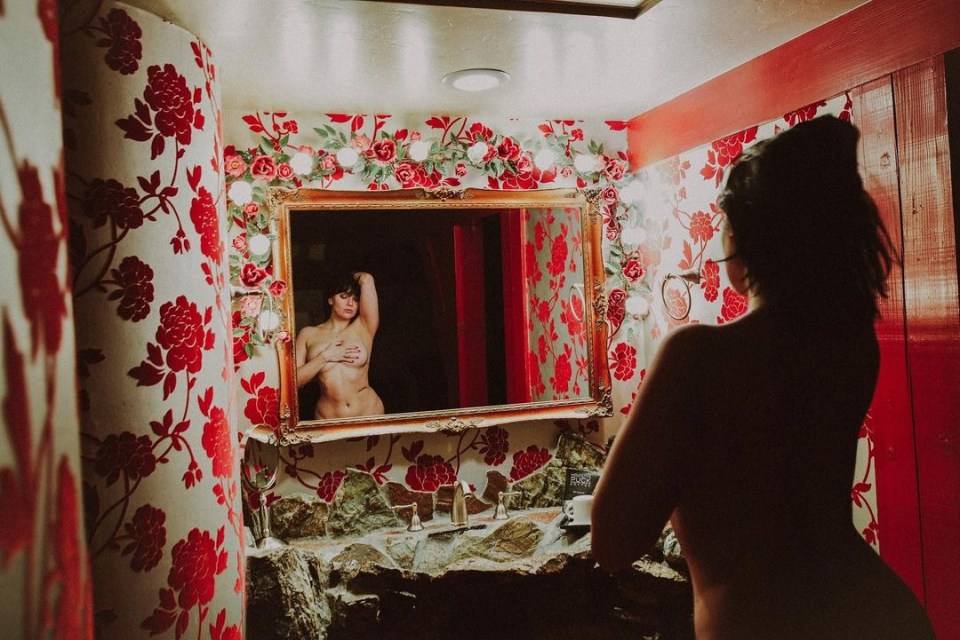 Model Daisy Lowe stunned fans as she posed with no clothes on in front of a mirror