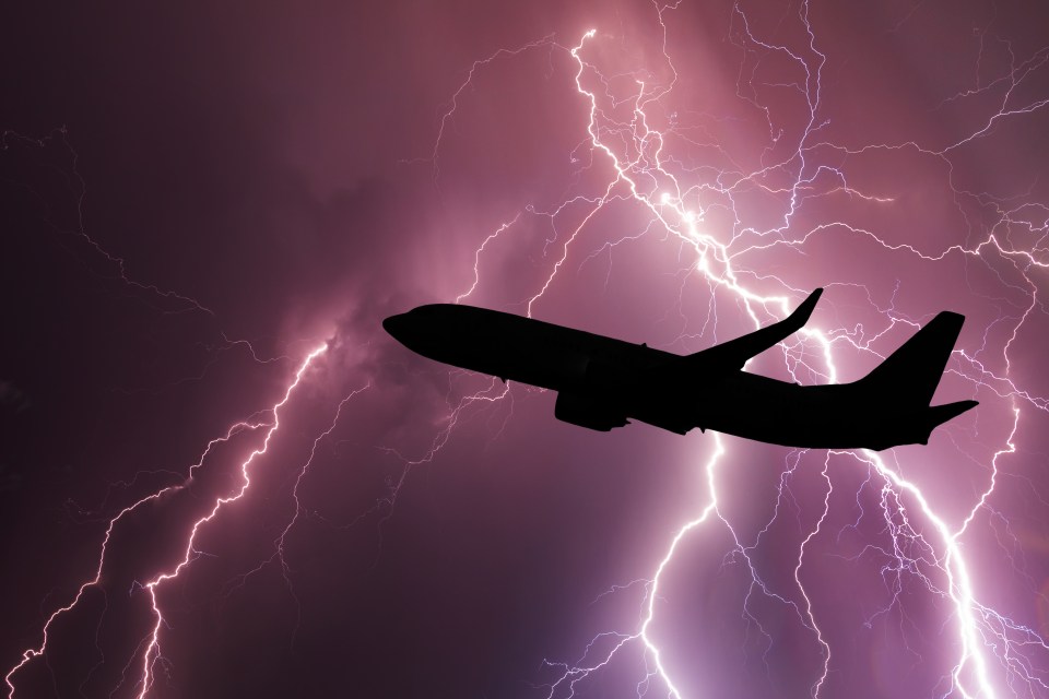 He said the lightning It hit the front of the plane, which caused a bright flash and a loud bang