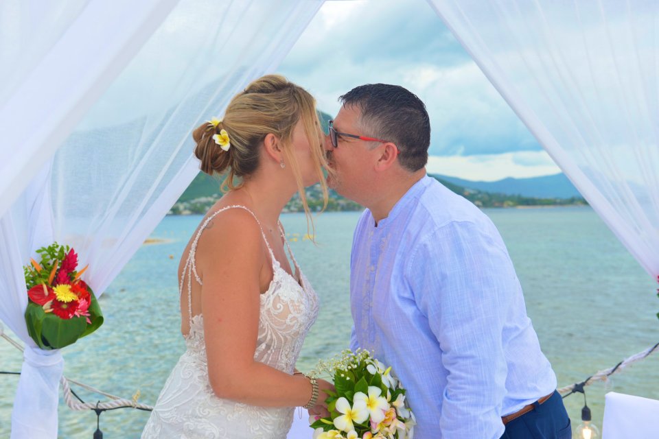 Darts icon Gary Anderson has married his long-term partner Rachel Ford in a secret bash