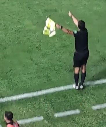 The assistant referees made an embarrassing mistake