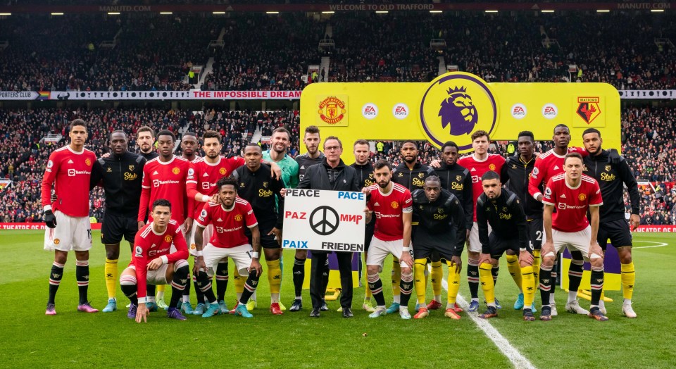 The two sets of players surround Ralf Rangnick with a message of peace for Ukraine