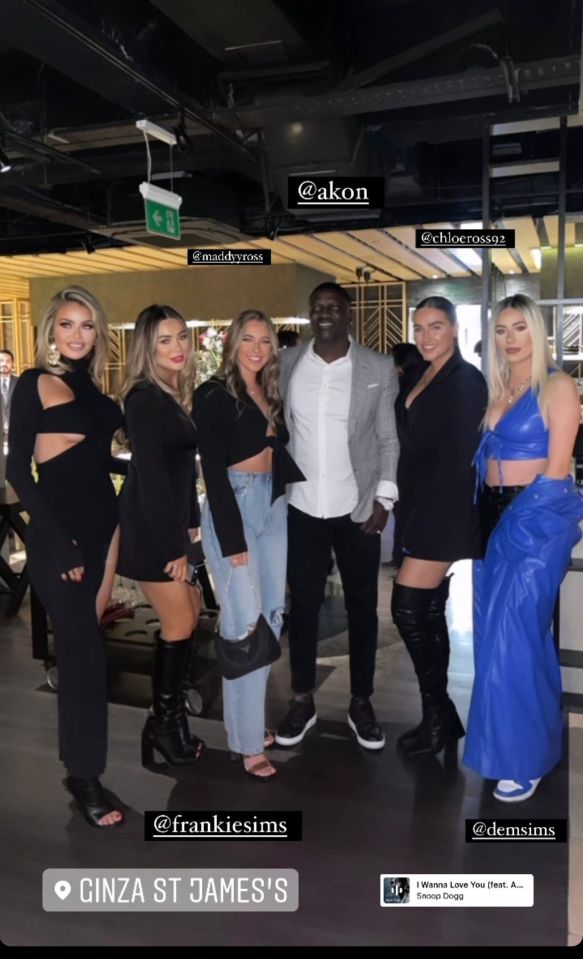 Chloe and her sisters posed for a snap with Akon