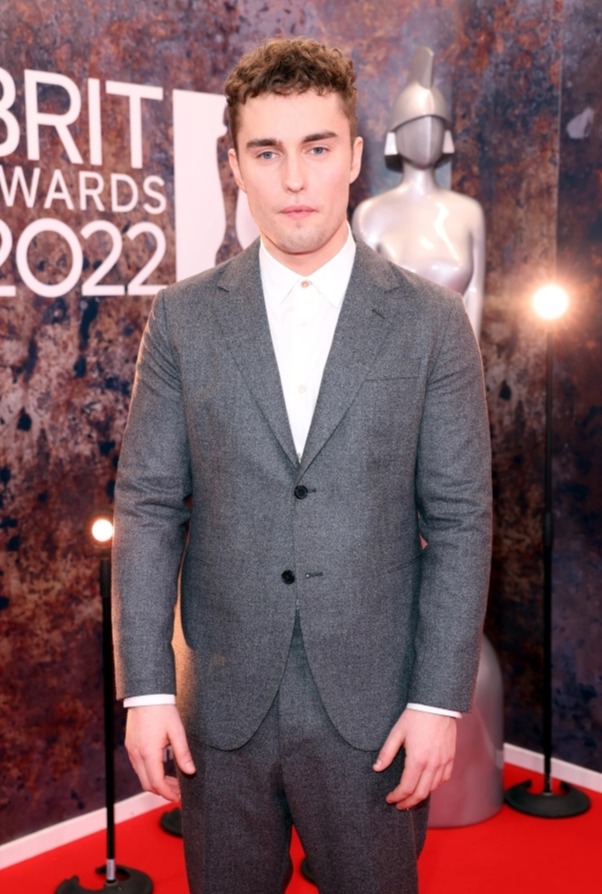 Indie star Sam Fender wore a grey suit