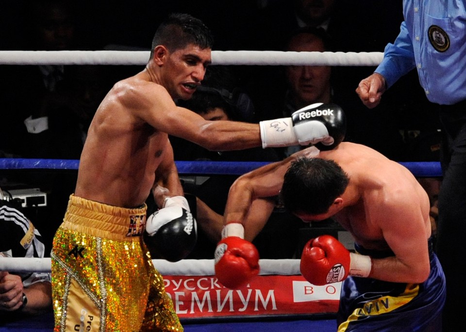 Khan on his way to world title glory against Andriy Kotelnik in 2009