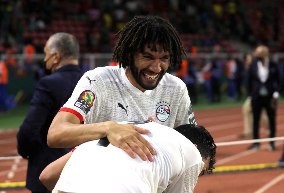 Arsenal ace Mohamed Elneny celebrates with Aston Villa's Trezeguet