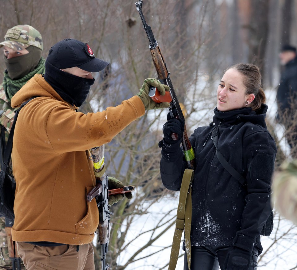 Members of 127 Battalion of the Kyiv Territorial Defence Force training locals