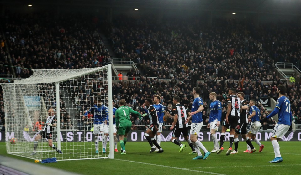 Mason Holgate then diverted the ball into his own net to level up the scoring at St James' Park