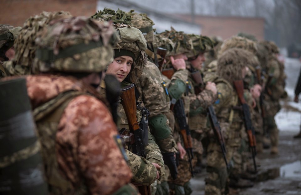 Ukrainian soldiers are preparing for a possible invasion from Russia