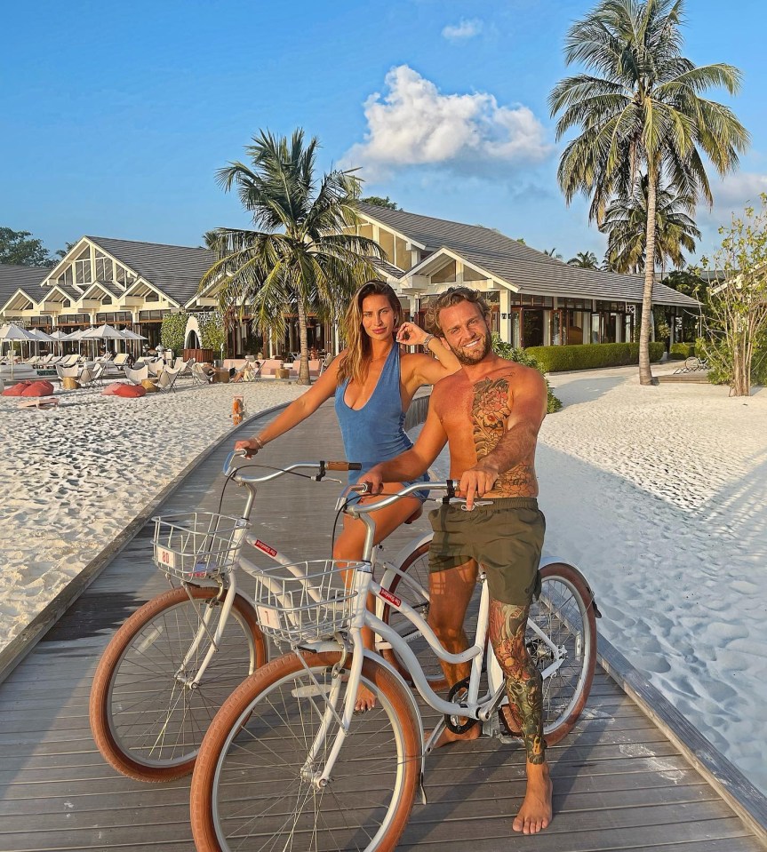 Ferne McCann has shared this snap with boyfriend Lorri in the Maldives after The Sun revealed his white powder scandal