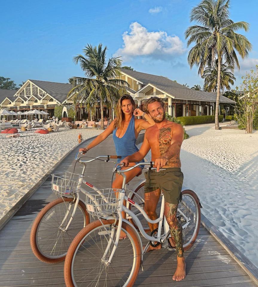 Ferne McCann has shared this snap with boyfriend Lorri in the Maldives after The Sun revealed his white powder scandal