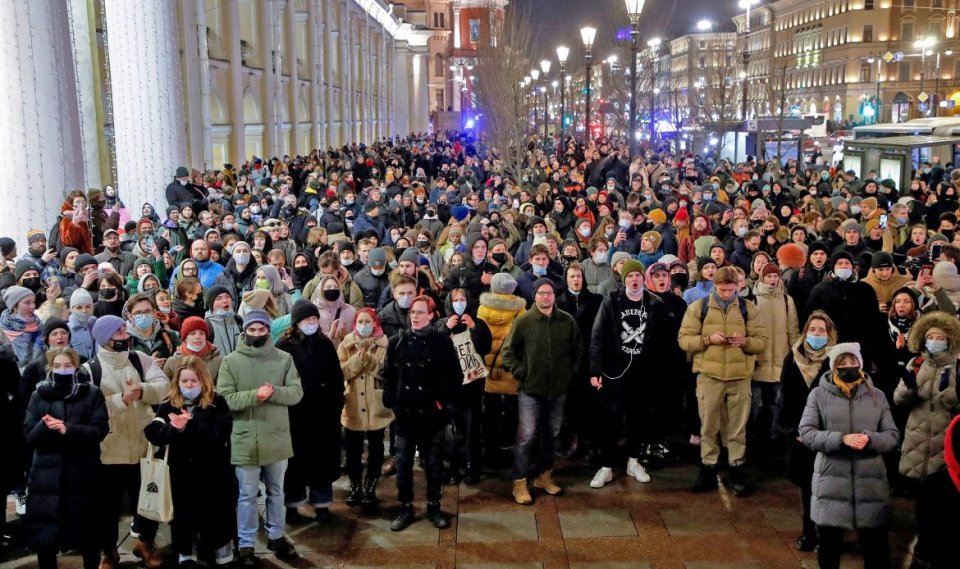 Protests have continued into the night in St Petersburg, despite the arrests