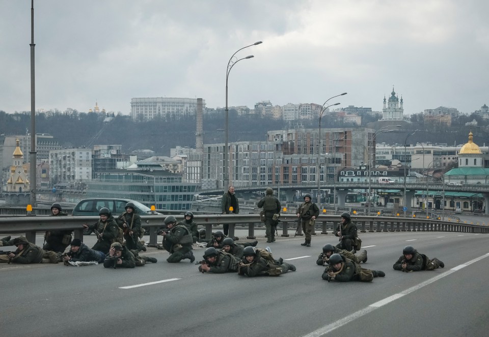 Servicemen of the Ukrainian National Guard take positions in central Kyiv