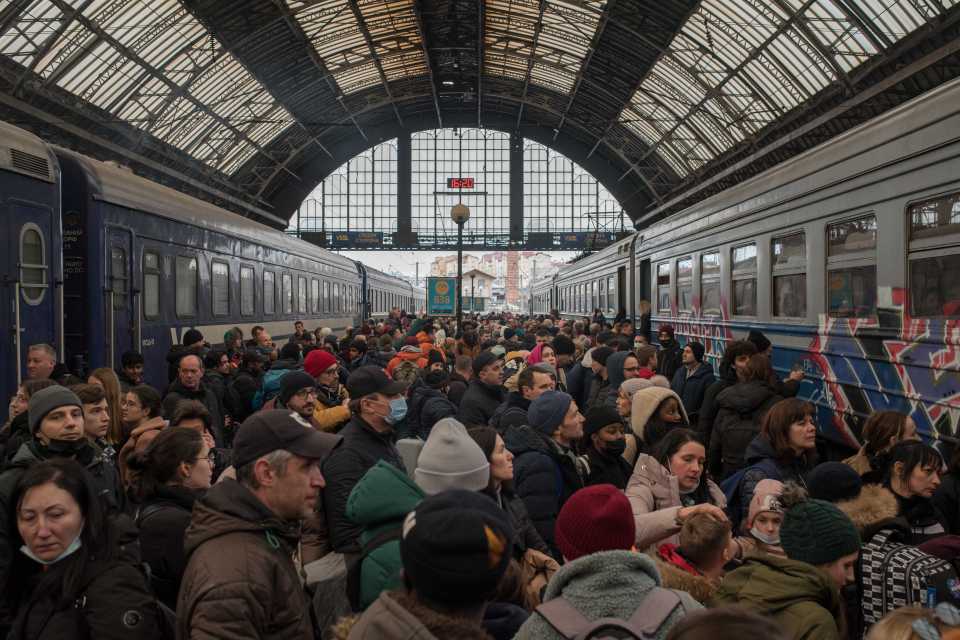 Chaos at Lviv station as thousands attempt to flee to Poland