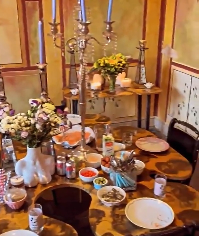 And revealed her unique table in a lavish dining room