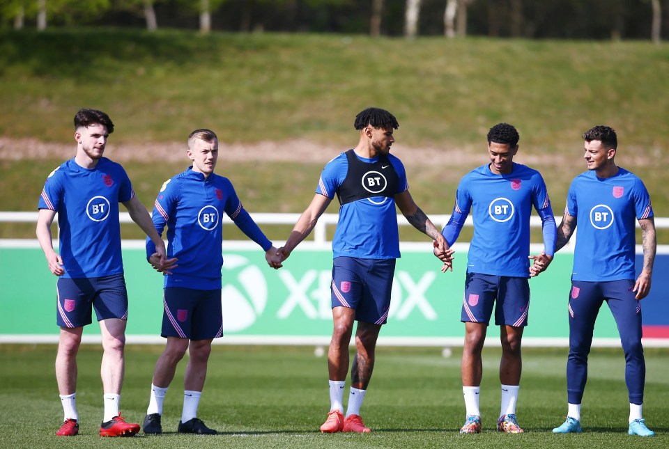 Declan Rice, James Ward-Prowse, Tyrone Mings, Jude Bellingham and Ben White of England go through a handy routine