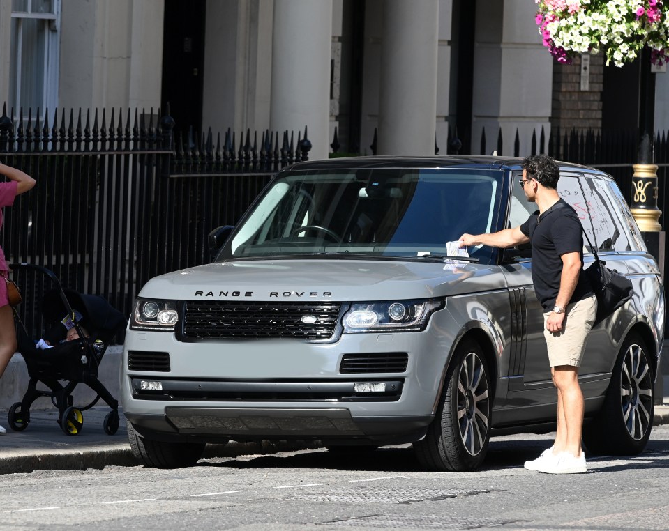 A wing mirror of Ryan’s Range Rover was reportedly smashed off