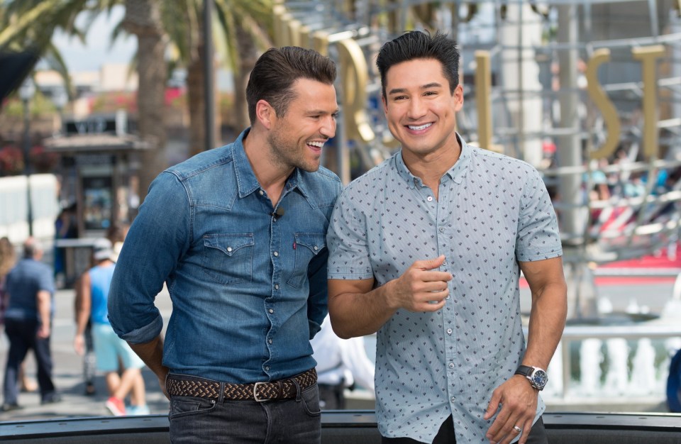 Mark presented Extra in LA with Mario Lopez (right)