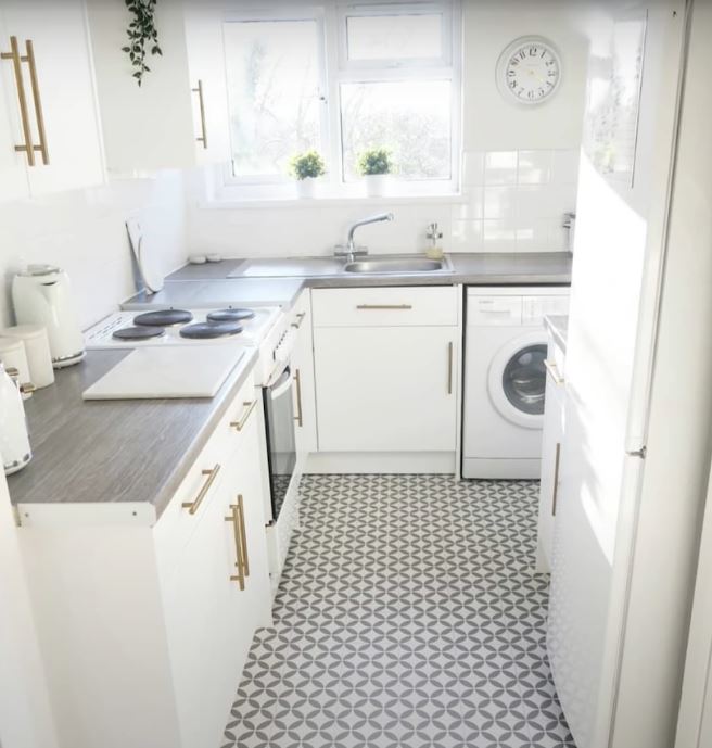 In the end she replaced the worktop for a grey colour and updated the floor with vinyl