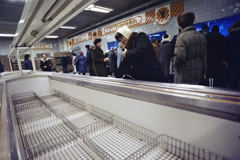 A supermarket in Moscow in winter 1990