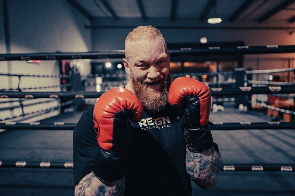 The former Game of Thrones star faces strongman rival Hall in Dubai next week