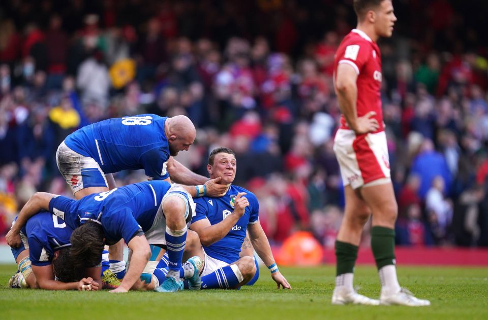 A last-gasp try saw Italy win their first Six Nations match in seven years