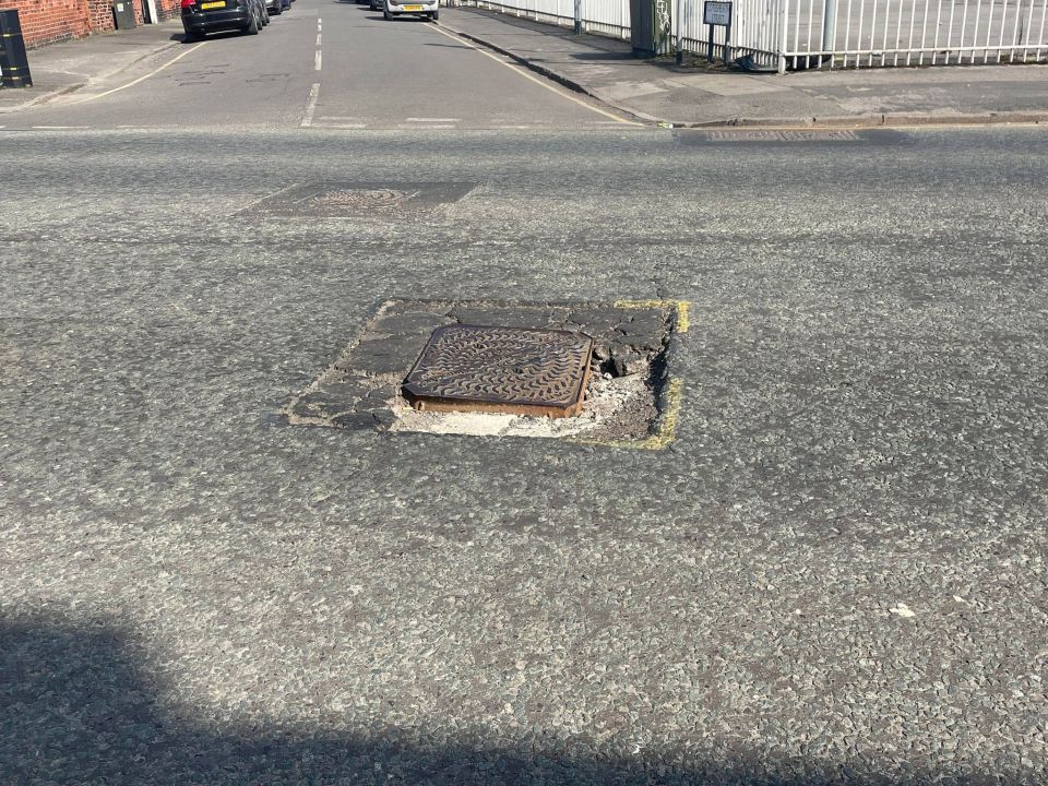 Mellissa says her building shakes when cars and lorries drive over the manhole cover