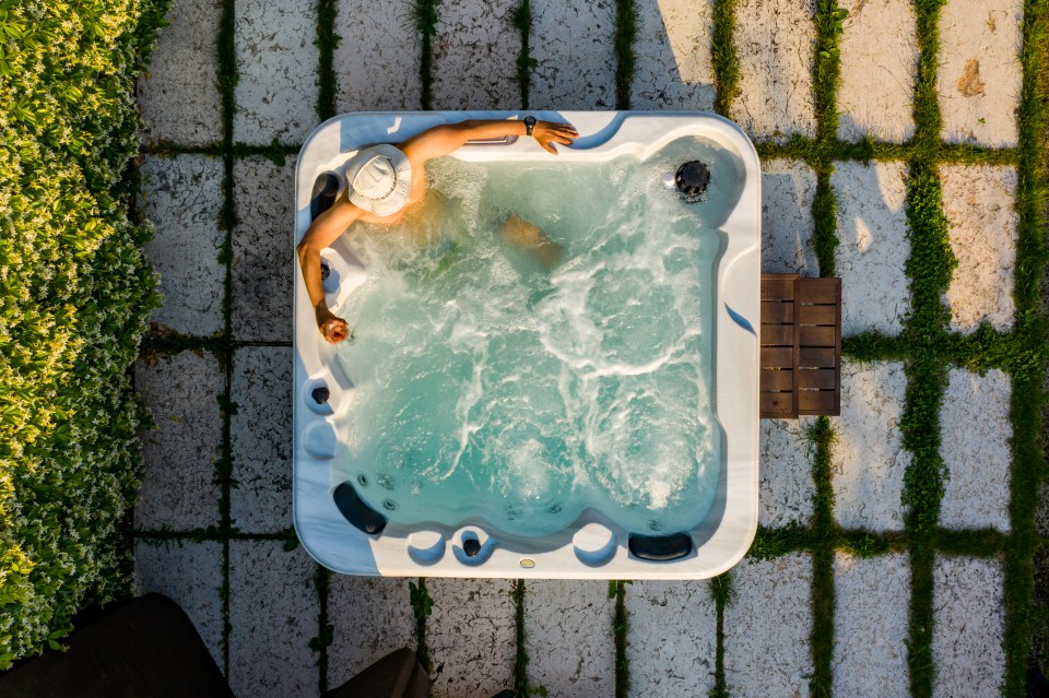 Buying a cheap hot tub could add up to £400 to your energy bill