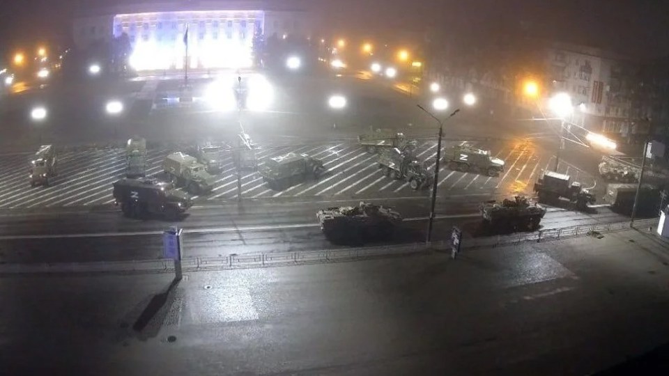 CCTV footage shows Russian combat vehicles on the central square of Kherson