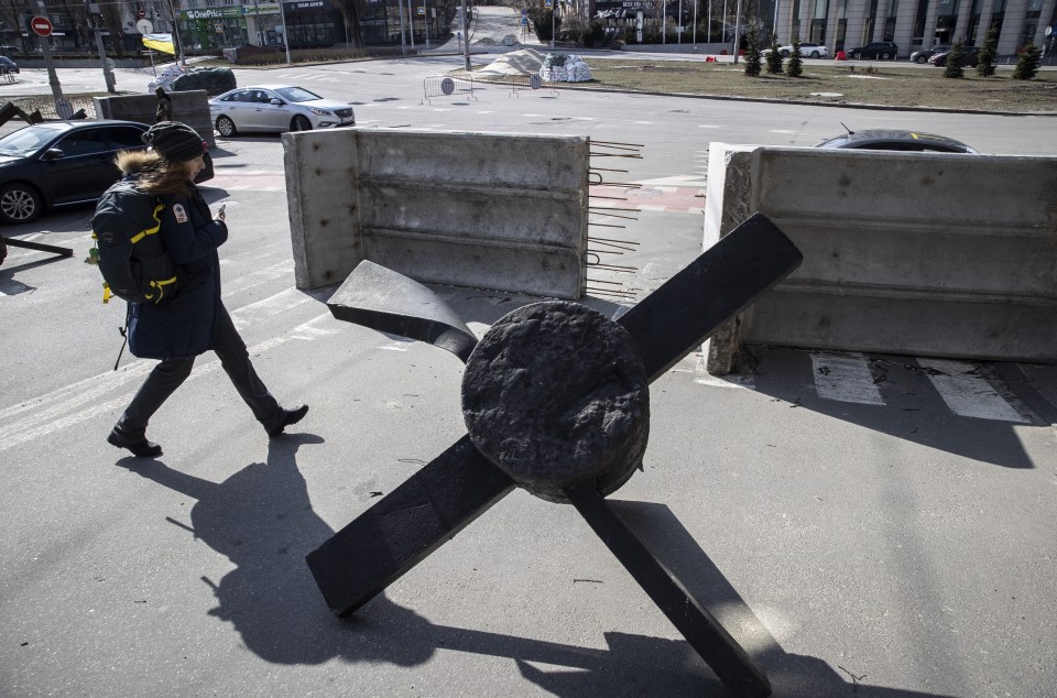 World War II 'tank trap' in the Kyiv Museum is used as a barricade in the capital