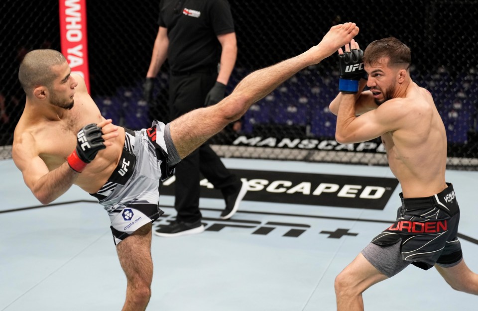 Muhammad Mokaev locked horns with Cody Durden in the first fight of UFC London