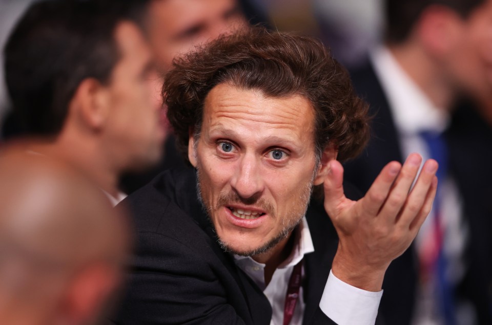 Forlan now has brown hair and a beard