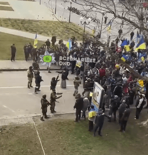 Protesters confront heavily armed Russian troops in Kherson