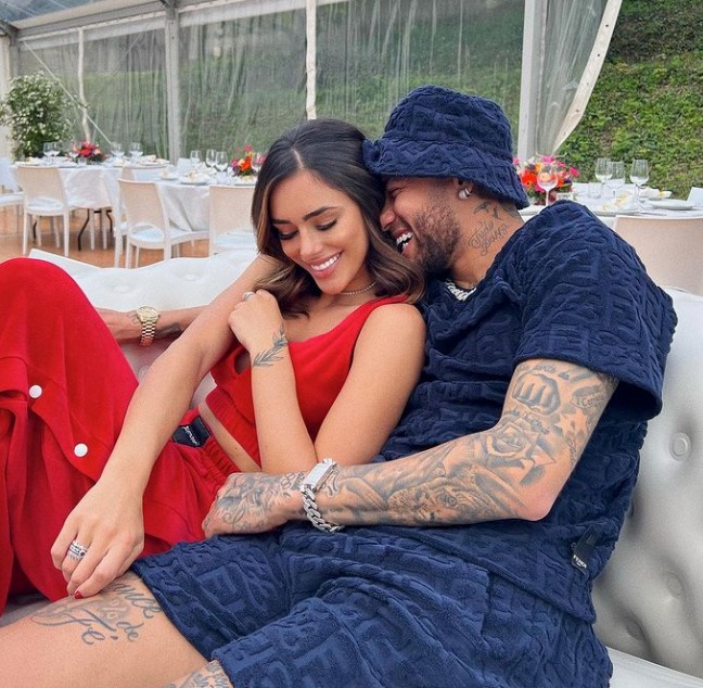 The Brazilian forward cosied up to his stunning girlfriend