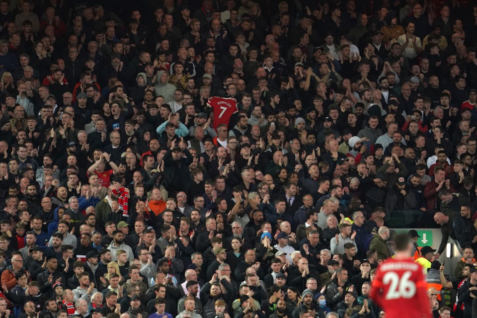 Liverpool and Man Utd fans clapped in the 7th minute