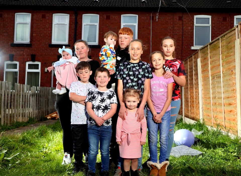 Amanda shares her three bedroom house with Cobie, 18, Maja, 12, Lena, 10, Olga, 9, Blake 8, Kellen, 6, Abbie, 3, Brodie, 1, and Romie-Marie who is six months old