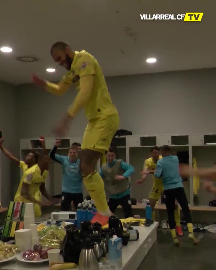 Etienne Capoue dances on a table