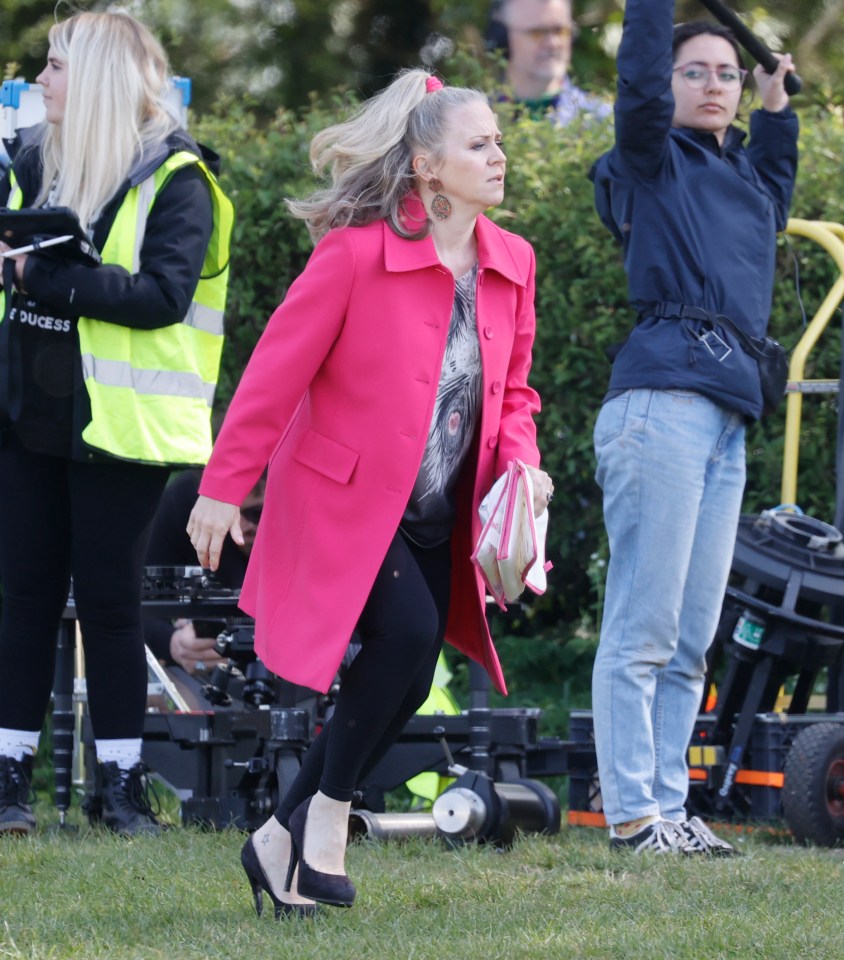 Linda Carter can be seen running after Nancy in her black stilettos