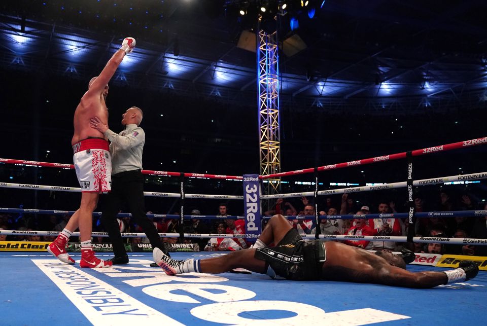 Tyson Fury KO's Dillian Whyte with a perfect uppercut in round six