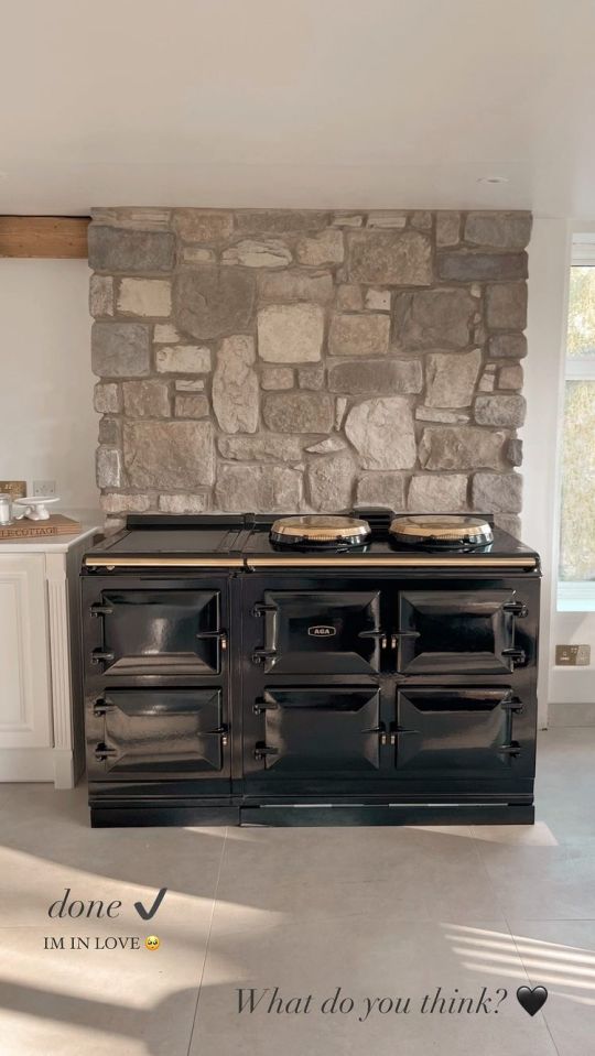 The star had stones installed behind the stunning Aga