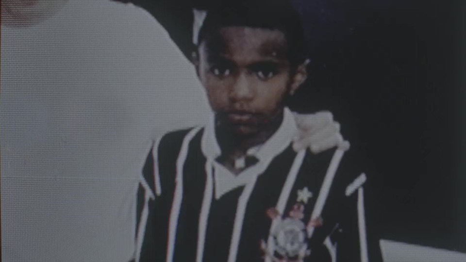 The advert features a young Willian wearing an old jersey