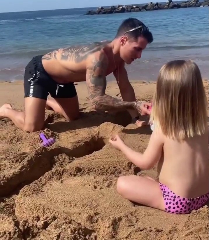 Gorka played with Mia in the sand