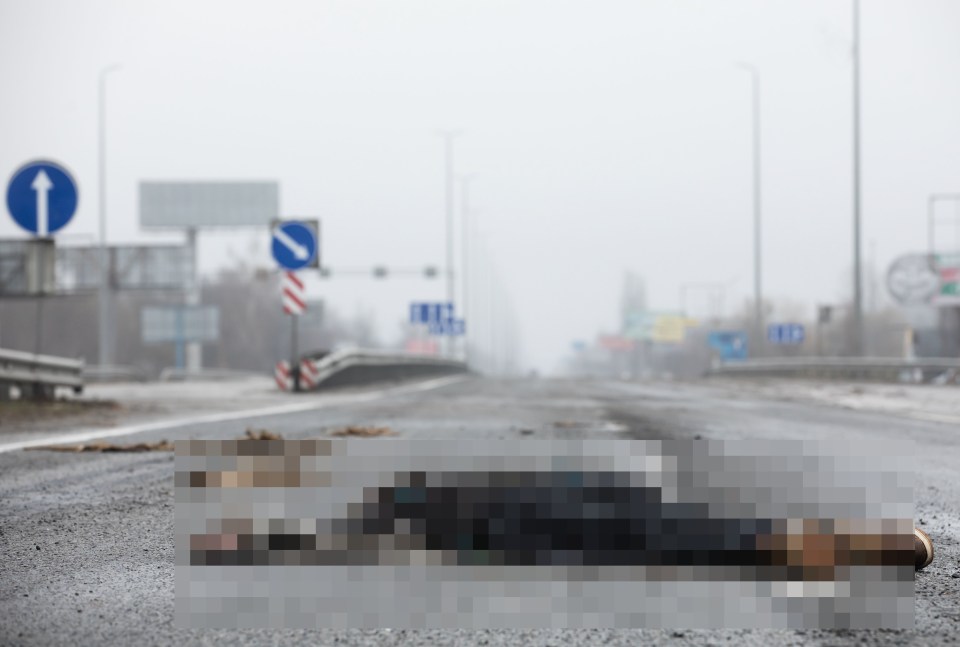 A dead civilian can be seen on a highway 20km from Kyiv