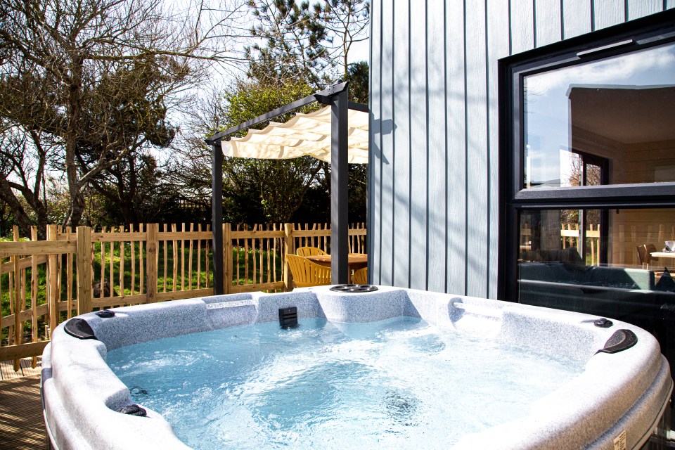 The MedMerry park in West Sussex is close to Bracklesham Bay beach, Chichester and The Witterings and features a range of facilities and activities - including hot tubs